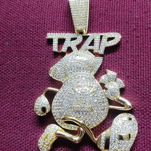 Ciondolo con diamante simulato a taglio rotondo con diamante, trappola per grandi soldi Finitura in oro giallo 14K Argento sterling 925 Regalo di compleanno e ciondolo per feste
