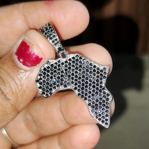 Pendentif carte de l'Afrique avec diamants noirs ronds créés en laboratoire, carte de l'Afrique en argent sterling 925 plaqué or blanc 14 carats pour cadeau d'anniversaire