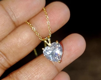Labbtillverkat diamanthjärthänge: 14K gult guldpläterad solitär