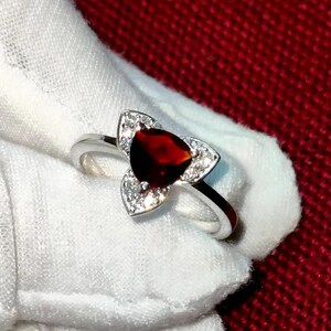 Ring med simulerad granat och biljonslipning: Diamantaccent, 925 sterlingsilver