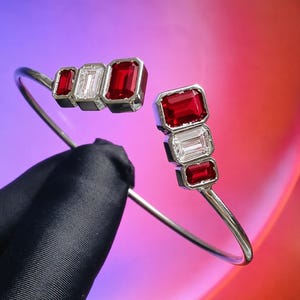 Emerald Cut gesimuleerde robijn manchetarmband - 925 sterlingzilver, 14 kt witgoud verguld