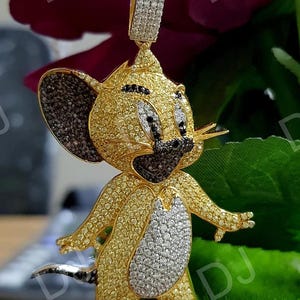 4 karat flerfärgat diamanthänge med Musse Pigg: 14k gult guld över bild 1