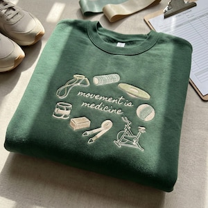 Sweatshirt brodé Movement is Medicine, cadeau de kinésithérapie, pull fitness bien-être, pull esthétique confortable pour salle de sport image 1