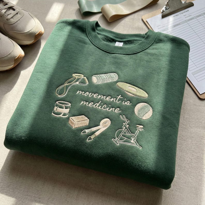 Sweatshirt brodé Movement is Medicine, cadeau de kinésithérapie, pull fitness bien-être, pull esthétique confortable pour salle de sport image 1