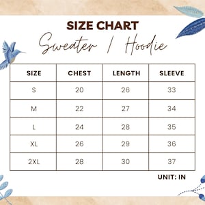 Peut inclure: Un tableau des tailles pour les pulls et les sweats &agrave; capuche, avec des mesures en pouces. Le tableau comprend les tailles S &agrave; 2XL, avec les mesures correspondantes de la poitrine, de la longueur et des manches. Des &eacute;l&eacute;ments floraux bleus d&eacute;corent le tableau.