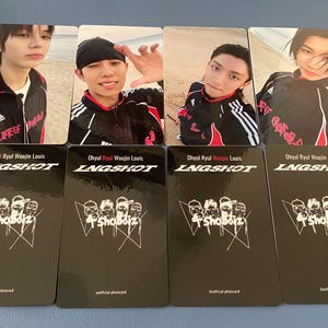Puede incluir: Cuatro tarjetas coleccionables rectangulares con retratos de personas con chaquetas deportivas negras con rayas blancas en una playa. El reverso es negro con el texto blanco LNGSHOT, 4shobiz y los nombres Ohyul, Ryul, Woojin y Louis.
