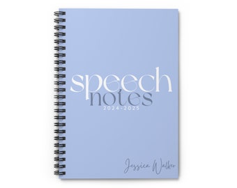 Puede incluir: Una libreta de espiral azul claro con el texto "speech notes 2024-2025" y el nombre "Jessica Walker" en letra cursiva.