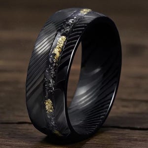 Damascus Tungsten Ring: Black & Gold Leaf Inlay Men&#39;s Wedding Band