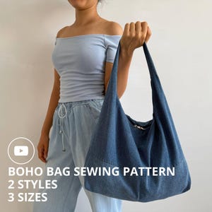 Può includere: Viene mostrata una borsa boho in denim con lunghe cinghie. La borsa è di colore blu scuro. Il testo sull'immagine dice "BOHO BAG SEWING PATTERN, 2 STYLES, 3 SIZES."