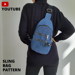 Puede incluir: Un bolso bandolera de mezclilla azul con dos compartimentos con cremallera y una correa negra. El bolso tiene un pequeño amuleto negro adjunto a la cremallera. La palabra "YOUTUBE" está en la esquina superior izquierda y "SLING BAG PATTERN" en la inferior izquierda.