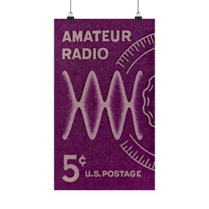 Puede incluir: Un sello postal morado vintage con el texto "Amateur Radio" y "5¢ U.S. Postage". El sello presenta una imagen estilizada de una onda de radio.