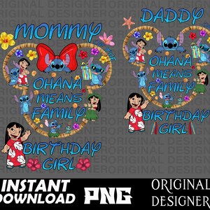 Puede incluir: Un dise&ntilde;o digital con dos orejas de Mickey Mouse con el texto "Mommy of the Ohana Means Family Birthday Girl" y "Daddy of the Ohana Means Family Birthday Girl". El dise&ntilde;o presenta personajes de Stitch y flores hawaianas.