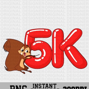 Może przedstawiać: Ilustracja z kreskówki przedstawiająca brązową wiewiórkę wskazującą na czerwone litery "5K". Obraz zawiera tekst "PNG NATYCHMIASTOWE POBIERANIE 300DPI". Tło ma powtarzający się wzór słów "ORIGINAL DESIGNER".