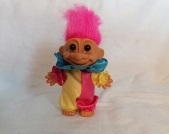 Vintage Russ Troll Doll Feliz Cumpleaños Payaso con Cabello Rosa
