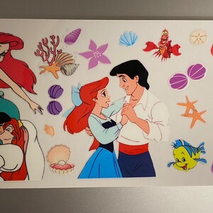Crea la tua tazza UVDTF Transfer - Ragazza dai capelli rossi Sirena Principessa / Conchiglie Granchio Pesce Sposa Principe Stella Marina Perla Cartone animato - Design tazza da 16 once
