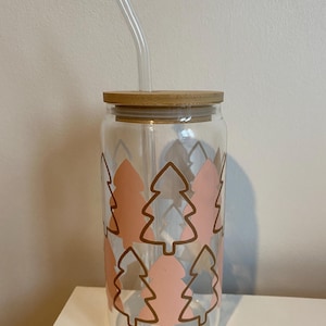 Rosa Weihnachtsbäume Kaffeeglas | Bambus Deckel | Nachhaltiges Wiederverwendbares Glas | Cocktail-Bier | Weihnachtszeit Feiertage | Weihnachtsfest