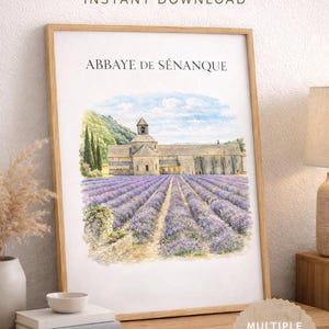 Peut inclure: Tableau mural imprimable représentant une aquarelle de l'Abbaye de Sénanque, en France, entourée de champs de lavande. L'œuvre est encadrée dans un cadre en bois clair et comprend le texte "Téléchargement instantané" et "Plusieurs tailles incluses".