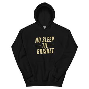 Könnte beinhalten: Schwarzer Kapuzenpullover mit dem Text "NO SLEEP TIL BRISKET" in goldenen Buchstaben.
