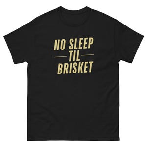 Könnte beinhalten: Schwarzes T-Shirt mit dem Text "NO SLEEP TIL BRISKET" in Gelb.
