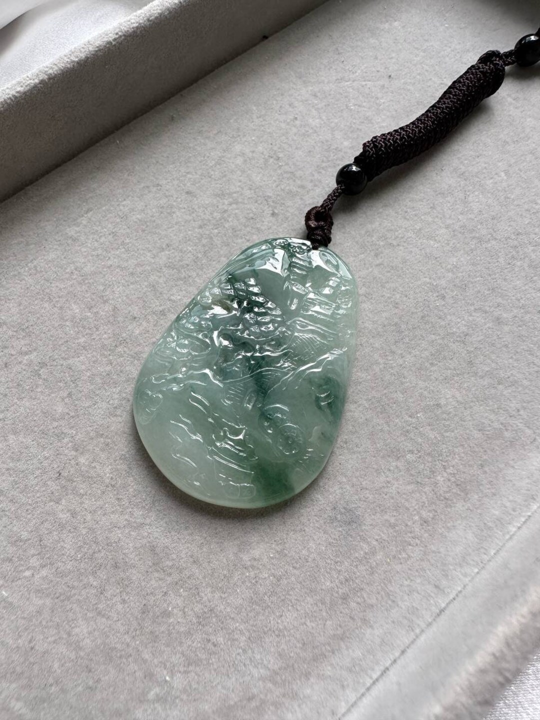 山の彫刻と浮かぶ花々 翡翠の風景ネックレス - Etsy 日本