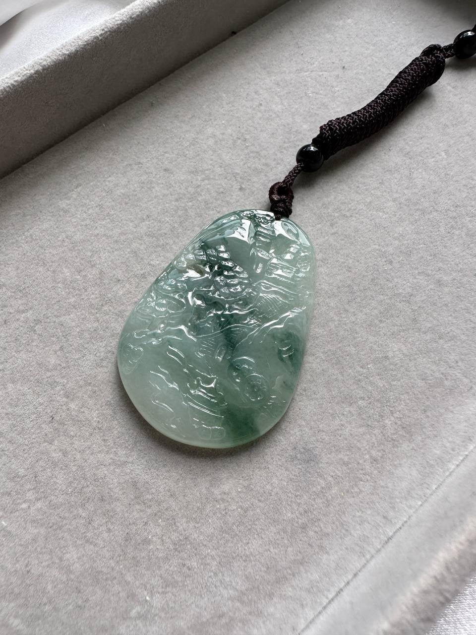 山の彫刻と浮かぶ花々 翡翠の風景ネックレス - Etsy 日本