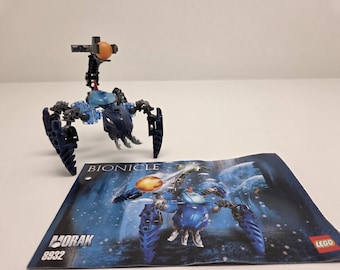 以下が含まれることがあります： ダークブルーと半透明のライトブルーのBionicle Morak 8932組み立て玩具フィギュア。サソリのような尻尾とオレンジ色の球体を備え、製品名とセット番号8932が記載されたオリジナルの取扱説明書が付属しています。