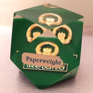 Vintage 1970s Lucite Ireland Paperweight - Claddagh Design, 5x5x5 cm (2x2x2 in), 137g