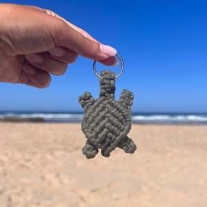 Sköldpadda Makramé Nyckelring ⟡ Handgjord av bomull ⟡ Personlig ⟡ Presentidé ⟡ Små och stora versioner ⟡ Hållbar
