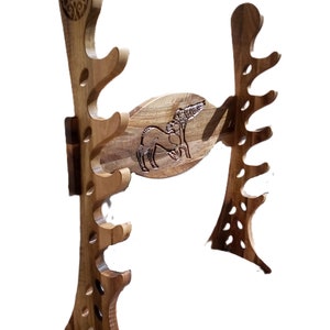 Peut inclure: Un support en bois avec un motif de cheval sculpté au dos. Le support a plusieurs fentes de chaque côté pour tenir des objets.