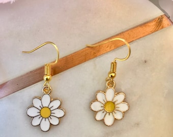 White and Gold Daisy Flower Earrings