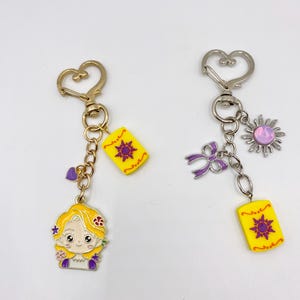 Portachiavi ispirato a Disney con ciondolo Rapunzel e chiusura a cuore, perfetto come regalo per lei.