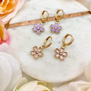 パープルまたはピンクの桜のラインストーンのフープイヤリング（彼女用）