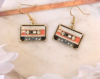 Retro kassettbandsörhängen som present till henne