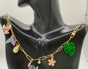 Collar con dijes inspirado en Disney, Lilo y Stitch, collar con dijes para ella, collar de Stitch y ángel, collar con dijes tropicales dorados