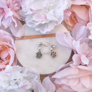 Pendientes de perlas con forma de huella de pata de plata