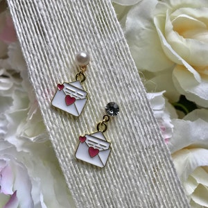 Pendientes colgantes con forma de sobre blanco y corazones rosas, con letras de amor, perlas doradas o diamantes de imitación