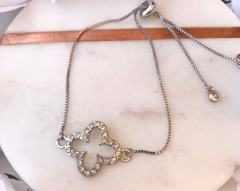 Pulsera ajustable de plata delicada con trébol de diamantes de imitación para ella