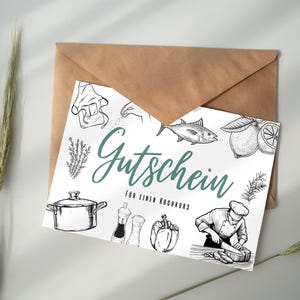 Könnte beinhalten: Ein Gutschein mit dem Wort "Gutschein" in türkisfarbener Schrift, mit Illustrationen von Kochutensilien und Zutaten. Der Gutschein befindet sich in einem braunen Umschlag, mit Weizenähren im Hintergrund.