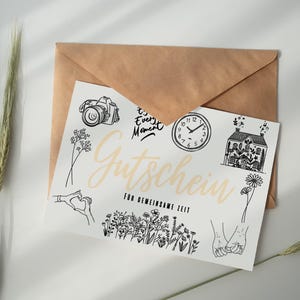 Könnte beinhalten: Eine weiße Karte mit schwarzen Tintenillustrationen einer Kamera, einer Uhr, eines Hauses, Blumen und Händen, die ein Herz halten. Der Text auf der Karte lautet "It's Every Moment" und "Gutschein für gemeinsame Zeit".