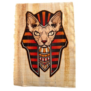 Könnte beinhalten: Eine Sphynx-Katze trägt ein Pharaonen-Kopfschmuck mit roten und schwarzen Streifen. Der Kopfschmuck ist mit goldenen und orangefarbenen Akzenten verziert. Die Katze ist auf einem beigefarbenen Hintergrund abgebildet, der an Papyrus erinnert.
