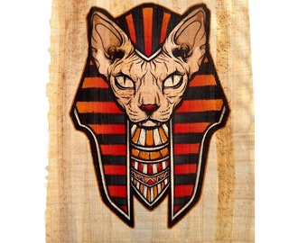 Könnte beinhalten: Eine Sphynx-Katze trägt ein Pharaonen-Kopfschmuck mit roten und schwarzen Streifen. Der Kopfschmuck ist mit goldenen und orangefarbenen Akzenten verziert. Die Katze ist auf einem beigefarbenen Hintergrund abgebildet, der an Papyrus erinnert.