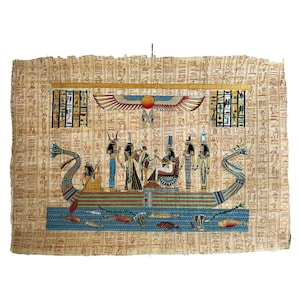 Peut inclure: Peinture égyptienne sur papyrus représentant une scène royale avec des personnages en tenue traditionnelle. L'œuvre présente des couleurs vives, des hiéroglyphes et une scène de bateau détaillée avec des poissons. Le fond est de couleur beige clair.