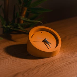 Monolit betongbordsklocka: Modern minimalistisk design