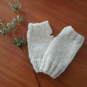 Hand-knitted mittens, mittens, gloves, cuffs, arm warmers made of pure sheep&#39;s wool