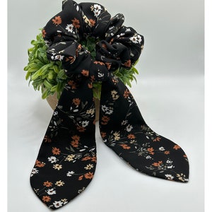 Bellissimo Scrunchie floreale nero con coda!
