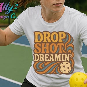 Pickleball Drop Shot Rêveur PNG | Conception de chemise de pickleball style rétro des années 70 | Sublimation ou transfert DTG | Fichier Clipart Pickleball vintage