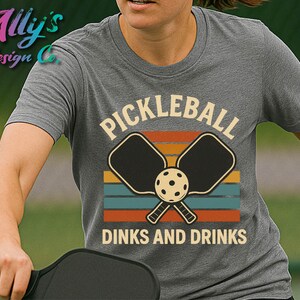 Boissons et boissons au pickleball PNG | Conception de chemise de pickleball style rétro des années 70 | Sublimation ou transfert DTG | Fichier Clipart Pickleball vintage