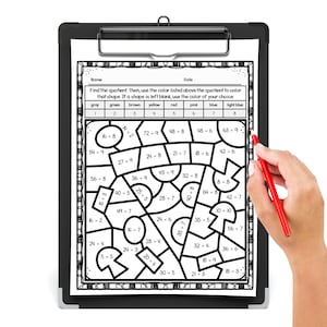 K&ouml;nnte beinhalten: Ein schwarz-wei&szlig;es druckbares Arbeitsblatt mit einer Malen-nach-Zahlen-Aktivit&auml;t. Das Arbeitsblatt zeigt ein Labyrinth aus Formen mit mathematischen Problemen in jeder Form. Die Anweisungen fordern den Benutzer auf, die mathematischen Probleme zu l&ouml;sen und dann die Formen entsprechend der Farbe zu f&auml;rben, die &uuml;ber der Antwort steht. Die aufgef&uuml;hrten Farben sind grau, gr&uuml;n, braun, gelb, rot, rosa, blau und hellblau.