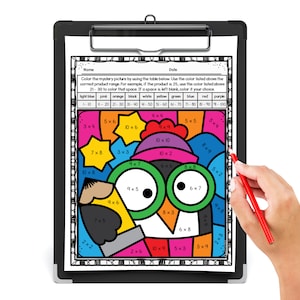 Op de afbeelding: Een kleur-per-nummer werkblad met een uil ontwerp, gehouden op een zwart klembord. Het werkblad bevat vermenigvuldigingsproblemen en een kleurensleutel. Een hand met een rode potlood wijst naar het werkblad.