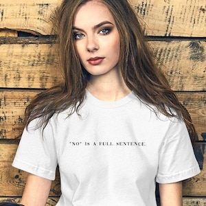 Può includere: Una t-shirt bianca con la scritta "'NO' IS A FULL SENTENCE." stampata sul davanti.